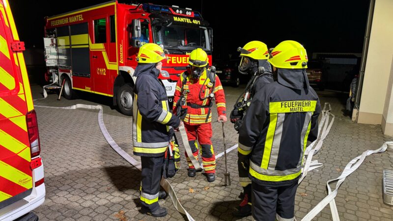 Freiwillige Feuerwehr Mantel während eines Einsatzes
