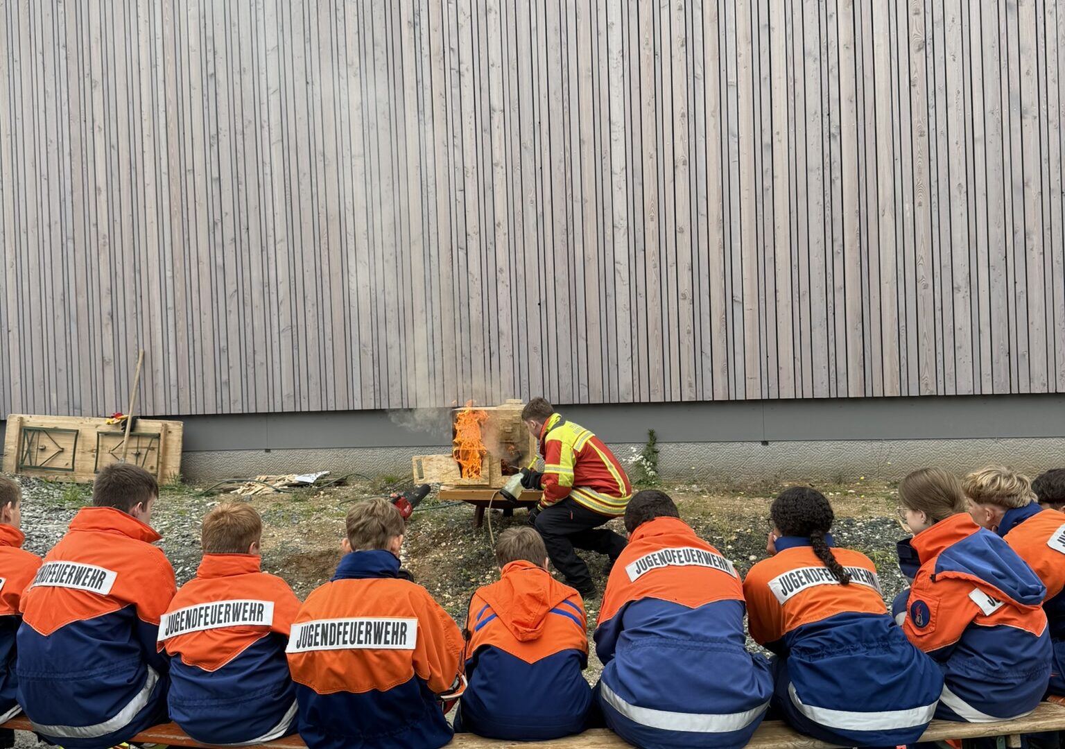 Jugendliche der Jugendfeuerwehr Mantel beobachten eine Brandschutzübung