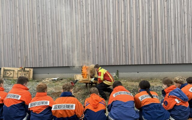 Jugendliche der Jugendfeuerwehr Mantel beobachten eine Brandschutzübung