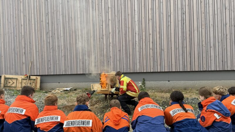 Jugendliche der Jugendfeuerwehr Mantel beobachten eine Brandschutzübung