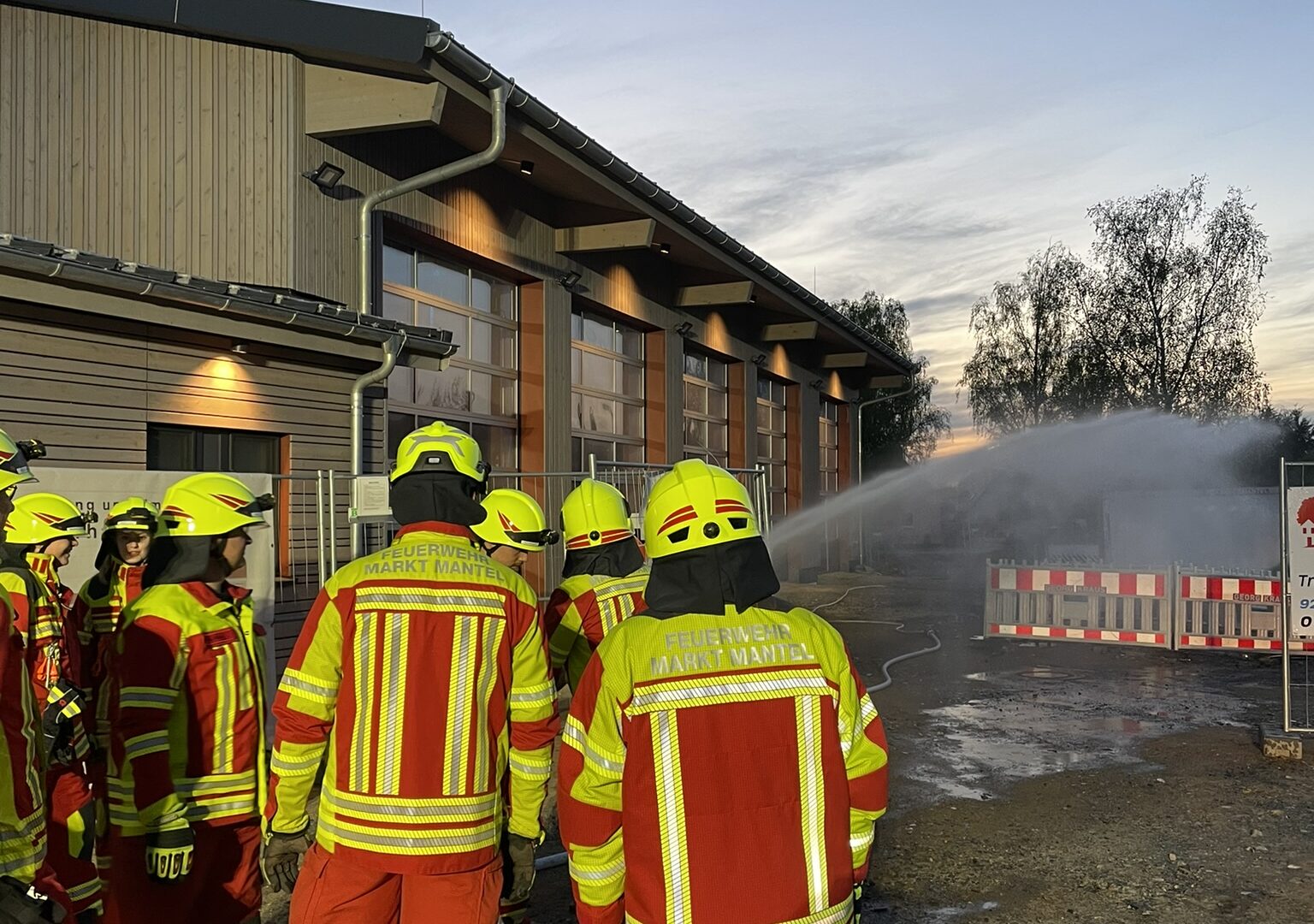 Feuerwehrkameraden der FFW Mantel bei einer Löschübung am neuen Gerätehaus