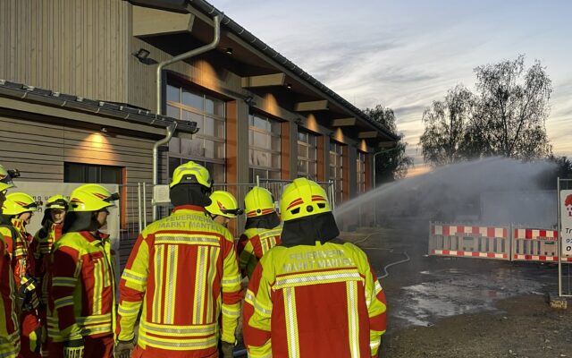 Feuerwehrkameraden der FFW Mantel bei einer Löschübung am neuen Gerätehaus