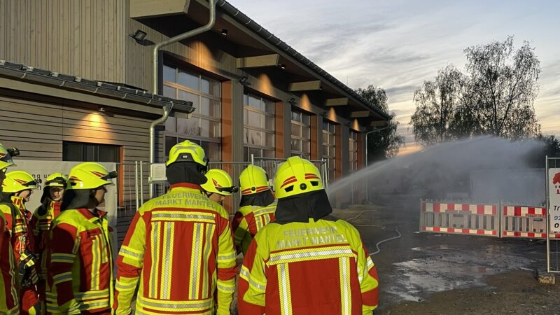 Feuerwehrkameraden der FFW Mantel bei einer Löschübung am neuen Gerätehaus