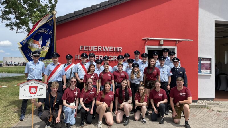 Gruppenfoto der aktiven Mitglieder und Jugendfeuerwehr der FFW Markt Mantel mit Vereinsfahne