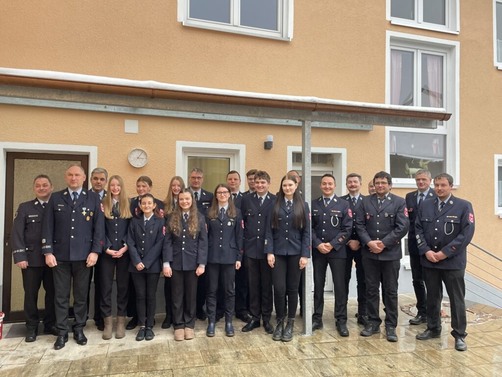 Mannschaftsfoto der FFW Mantel in Ausgehuniform