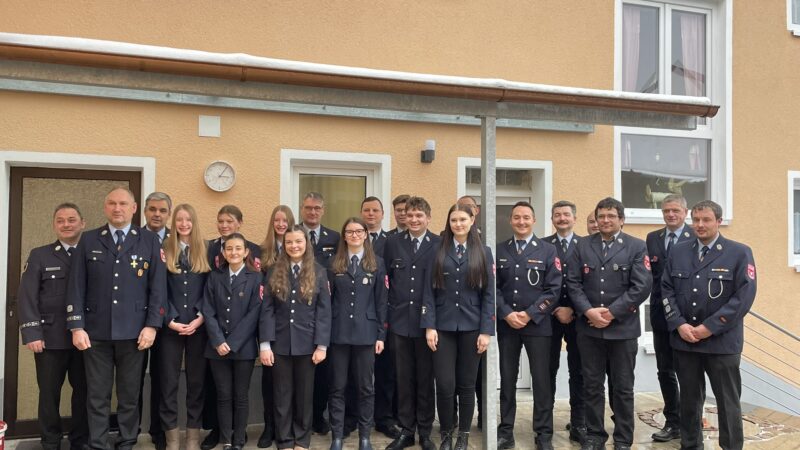 Mannschaftsfoto der Freiwilligen Feuerwehr Markt Mantel in blauer Ausgehuniform