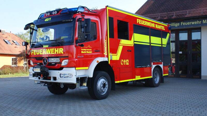 Löschgruppenfahrzeug LF 40/1 der Freiwilligen Feuerwehr Mantel vor dem Gerätehaus