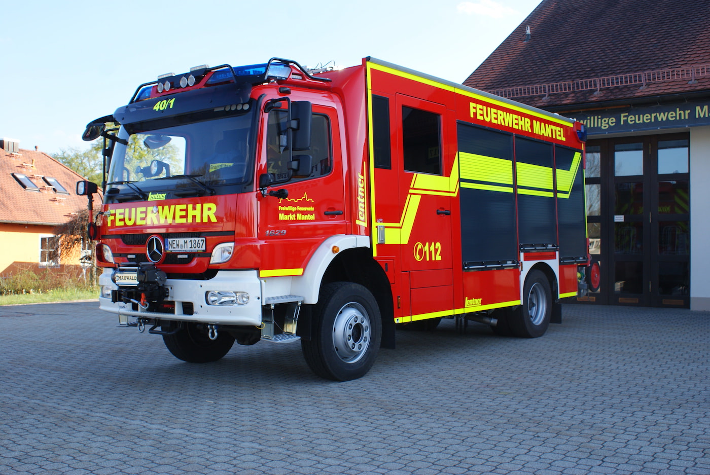 Löschgruppenfahrzeug LF 40/1 der Freiwilligen Feuerwehr Mantel vor dem Gerätehaus
