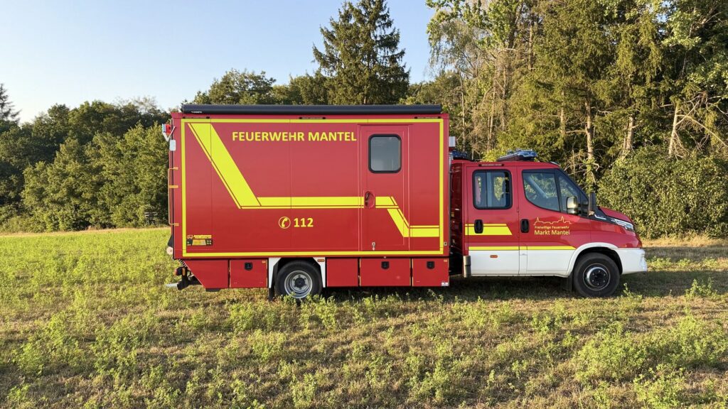 Gerätewagen Logistik GW-L1 der Freiwilligen Feuerwehr Mantel in der Seitenansicht