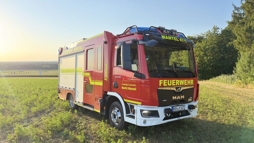 Mittleres Löschfahrzeug der Freiwilligen Feuerwehr Mantel im Abendlicht