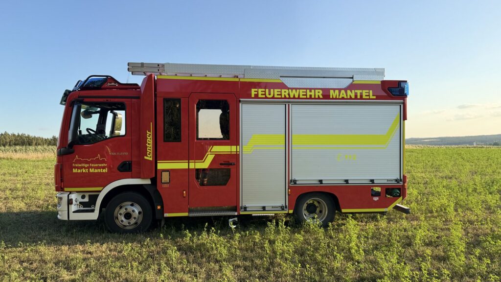 Seitenansicht des Mittleren Löschfahrzeugs mit Geräteräumen