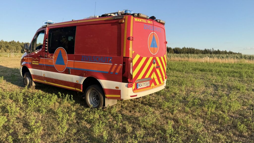 Heckansicht des CBRN-Erkundungswagens mit Zivilschutzzeichen und Bauchbinde